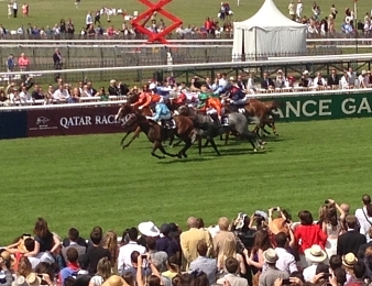 Avenir Certain prenant l'avantage dans le Prix de Diane Longines