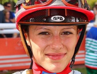 Axelle Nicco remporte pour la deuxième fois le Grand Prix des Femmes Jockeys.