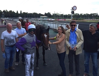 Charly du Noyer et son entourage après sa victoire lors du
