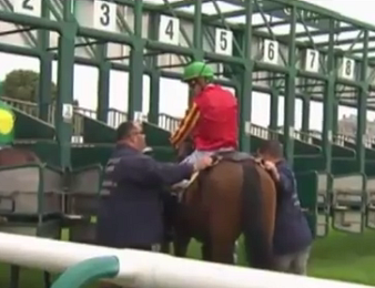 Christophe Soumillon et un pousseur ont échangé quelques mots jeudi à Chantilly