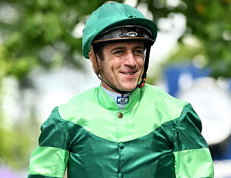 Christophe Soumillon remporte le Prix de Diane Longines avec Gezora.