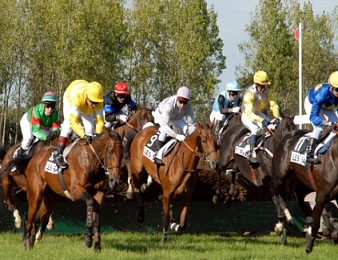 David Cottin talonne Jonathan Plouganou dans la course à la Cravache d'Or