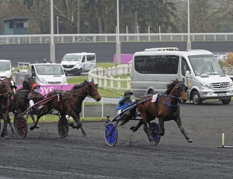 Etonnant remporte le Prix Kerjacques ce samedi 8 avril à Vincennes.