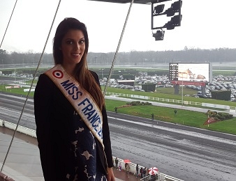 Iris Mittenaere, Miss France 2016, lors du Prix de France à Vincennes