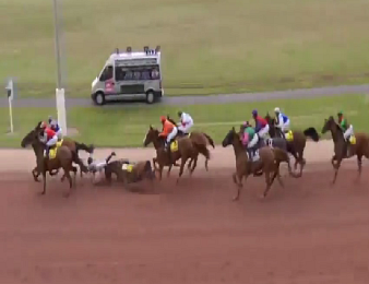 La chute d'Urbie Blue à Cabourg a entrainé celle de 4 autres jockeys...