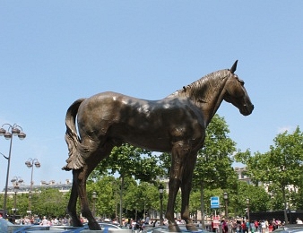 La statue d'Ourasi en route pour l'hippodrome de Vincennes