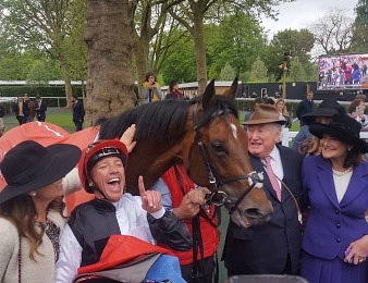 Lanfranco Dettori aux anges après la victoire de Cracksman