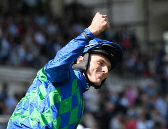 Le jockey James Reveley interpelle Emmanuel Macron en direct à la télévision