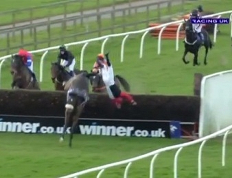 Le jockey Lewis Ferguson en pleine cascade