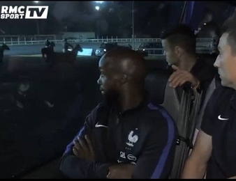 Les Bleus dans le bus suiveur à Vincennes