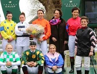 Les femmes jockeys a l'occasion de la journée de la femme.