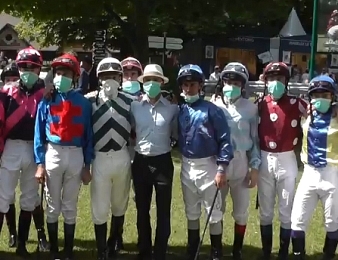 Les jockeys portaient des masques chirurgicaux