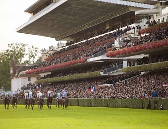 Les tribunes de Longchamp remplies lors du week-end de l'Arc de Triomphe