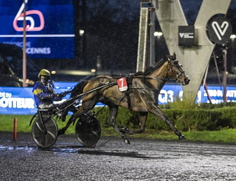 Liza Josselyn lors de son sacre dans le Critérium Continental