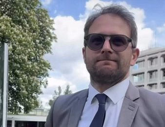 Mickaël Seror est l'entraîneur gagnant de la lauréate Keyreine du Seuil.