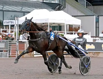 Power triomphe dans le Grand Prix de l'U.E.T.