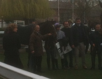 Ride Like The Wind et son entourage après le Prix Djebel