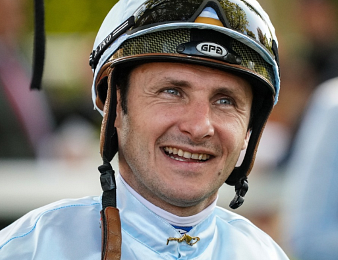 Stéphane Pasquier remporte sa 2.000ème victoire à Saint-Cloud ce mercredi 23 septembre.