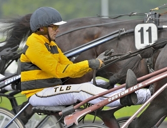 Tony Lebeller au sulky sur l'hippodrome de Vincennes